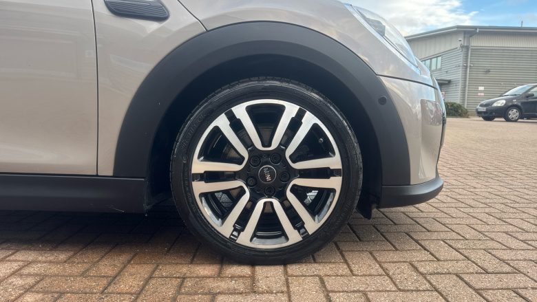 MINI Hatchback 1.5 Cooper Exclusive 3dr Auto Petrol Hatchback